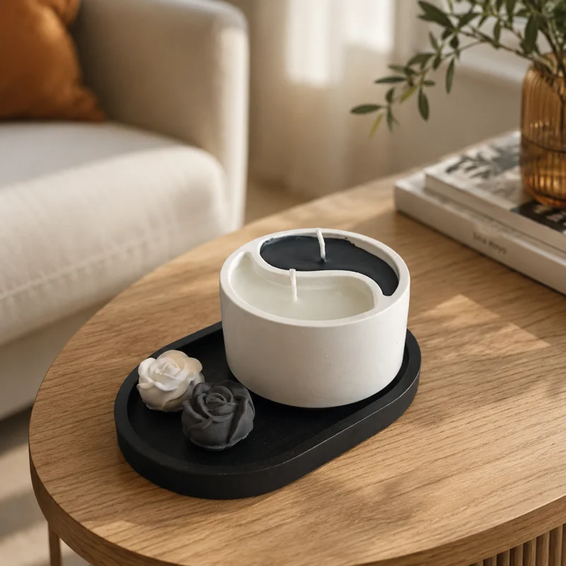 Ahşap orta sehpa üzerinde GV Atelier siyah beyaz yin yang tasarımlı dekoratif mum ve oval siyah sunum tabağı
